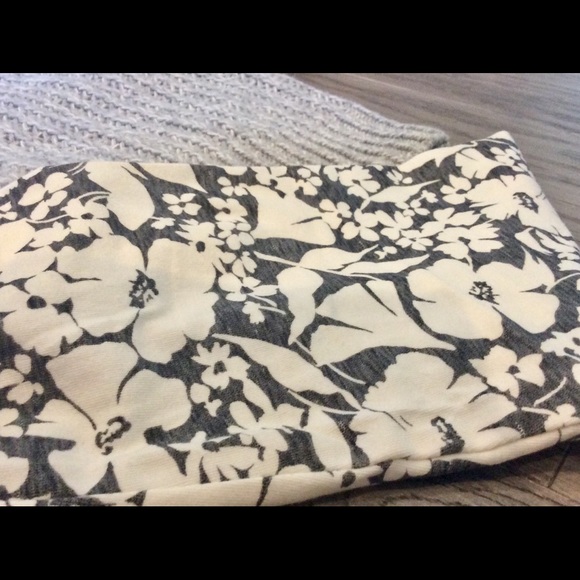❤️ OLD NAVY GRAY/CREME FLORAL PRINT LEGGINGS - S - Picture 3 of 6